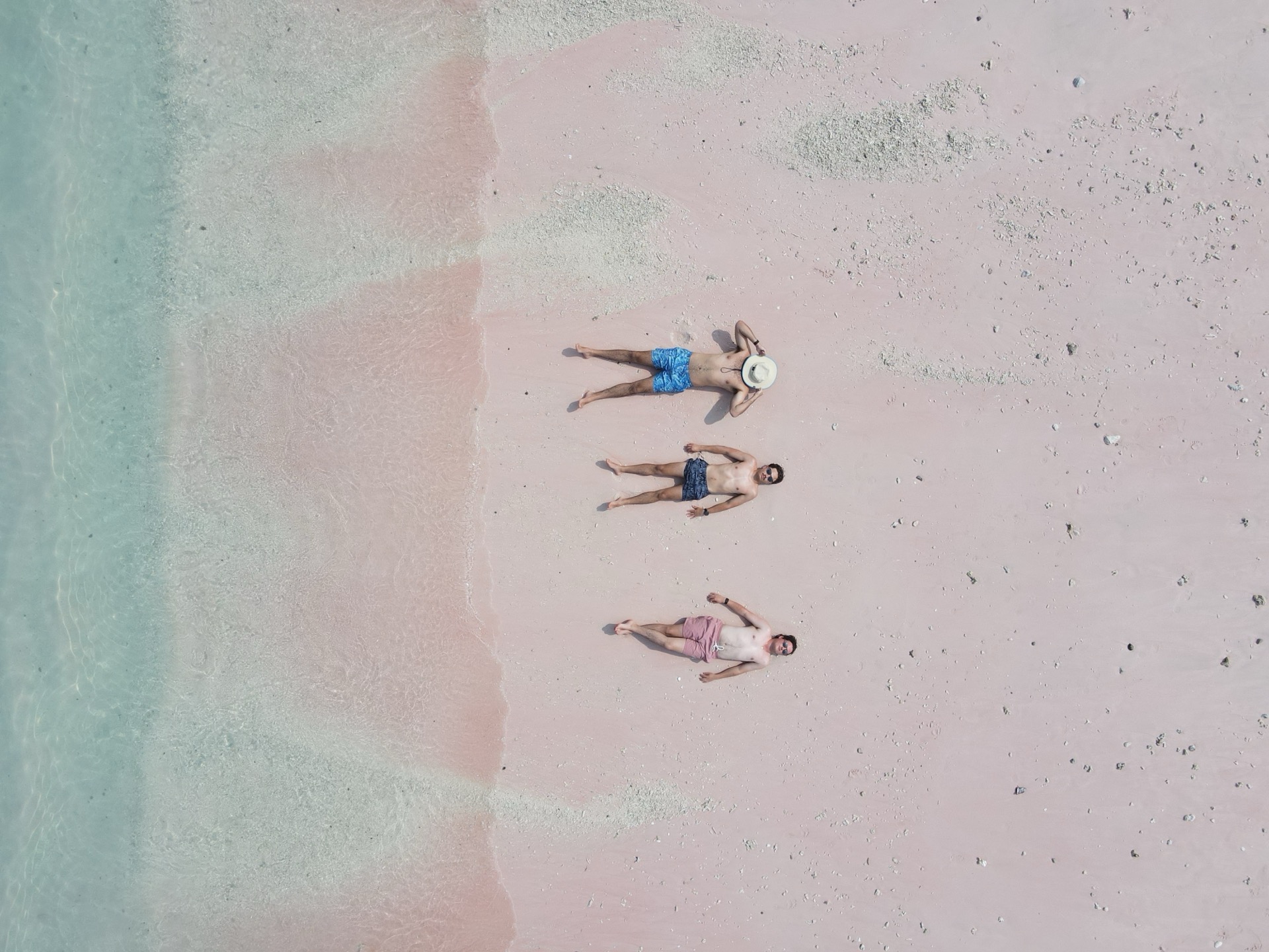 Un grupo de viajeros tumbados en el suelo mirando el cielo